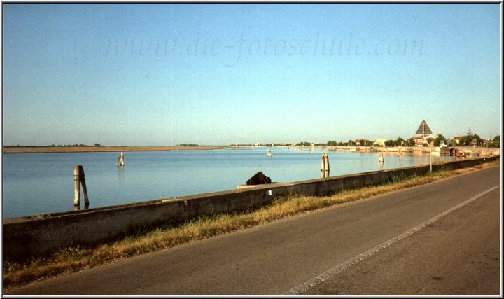 Lagune Strasse.jpg - In der Lagune von Venedig bei Treporti.